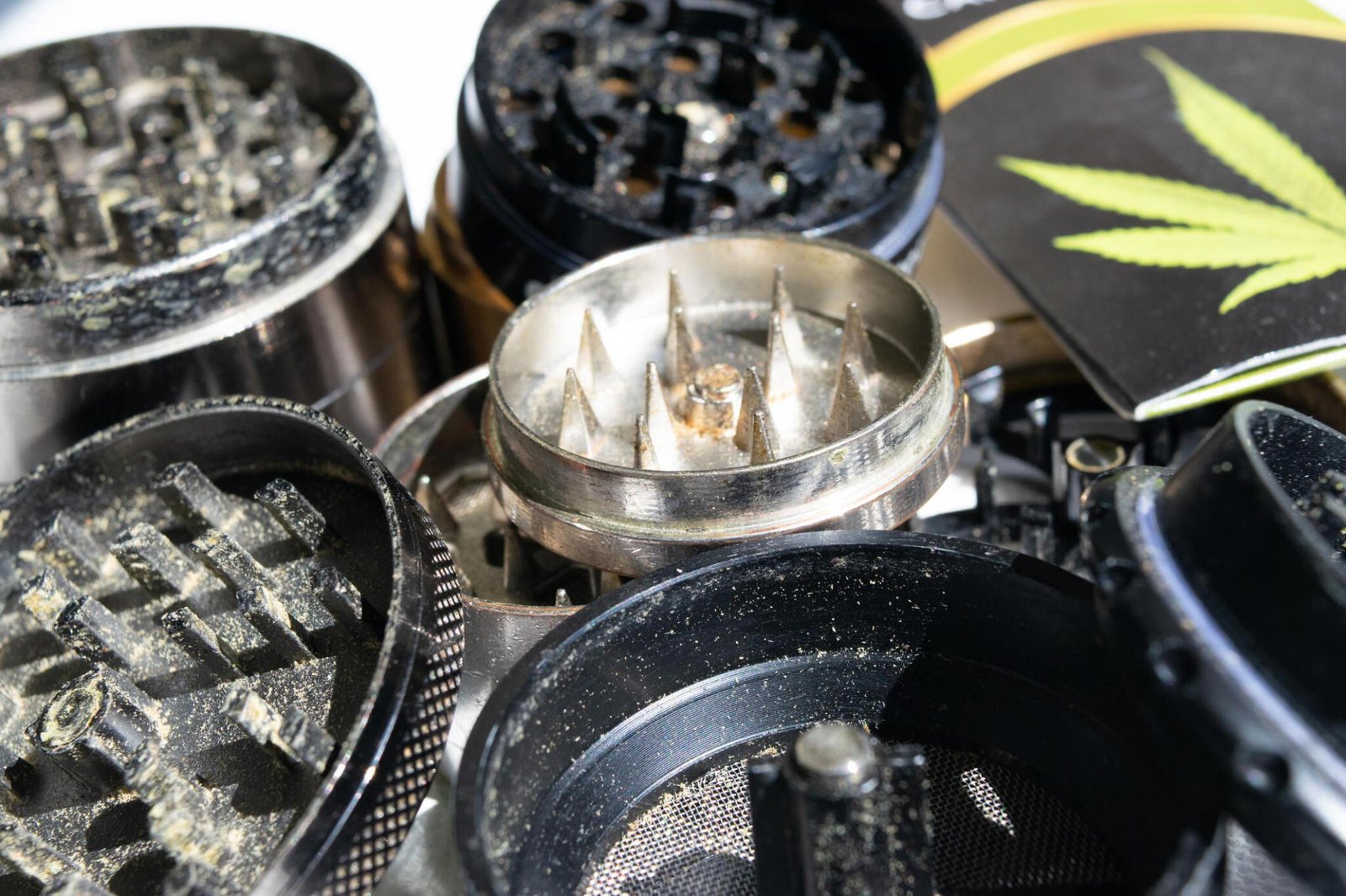 DIY Grinder Cleaning Solutions: Natural and Effective Methods – Mamba ...